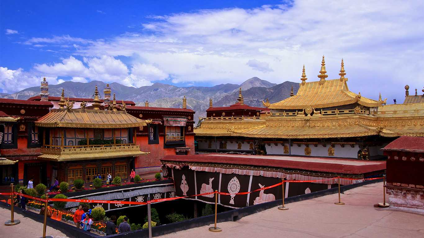 Nepal and Tibet Overland Tour with EBC (fly in/drive out)